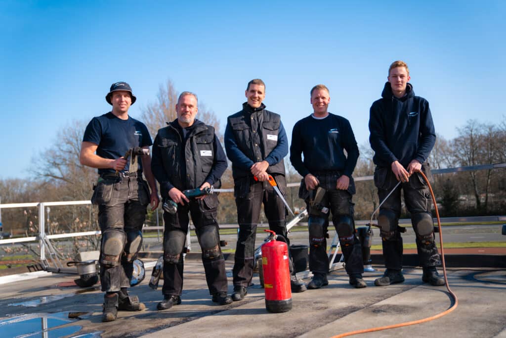 DAKaccent team van dakdekkers klaar met uitrusting voor dakwerkzaamheden