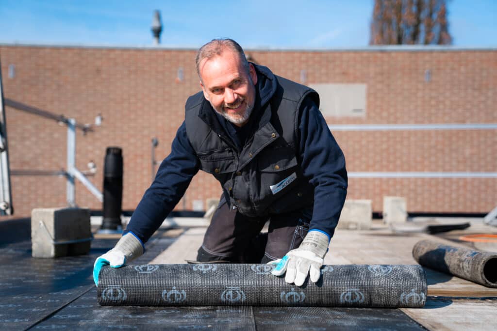 DAKaccent professional rolt nieuwe dakbedekking uit tijdens dakrenovatie