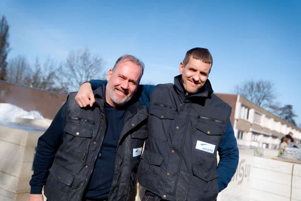 Glimlachend DAKaccent team geniet van de samenwerking op een heldere dag